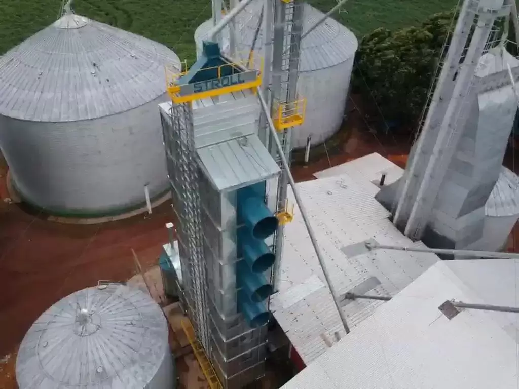 Vista aérea de bateria de silos com elevador